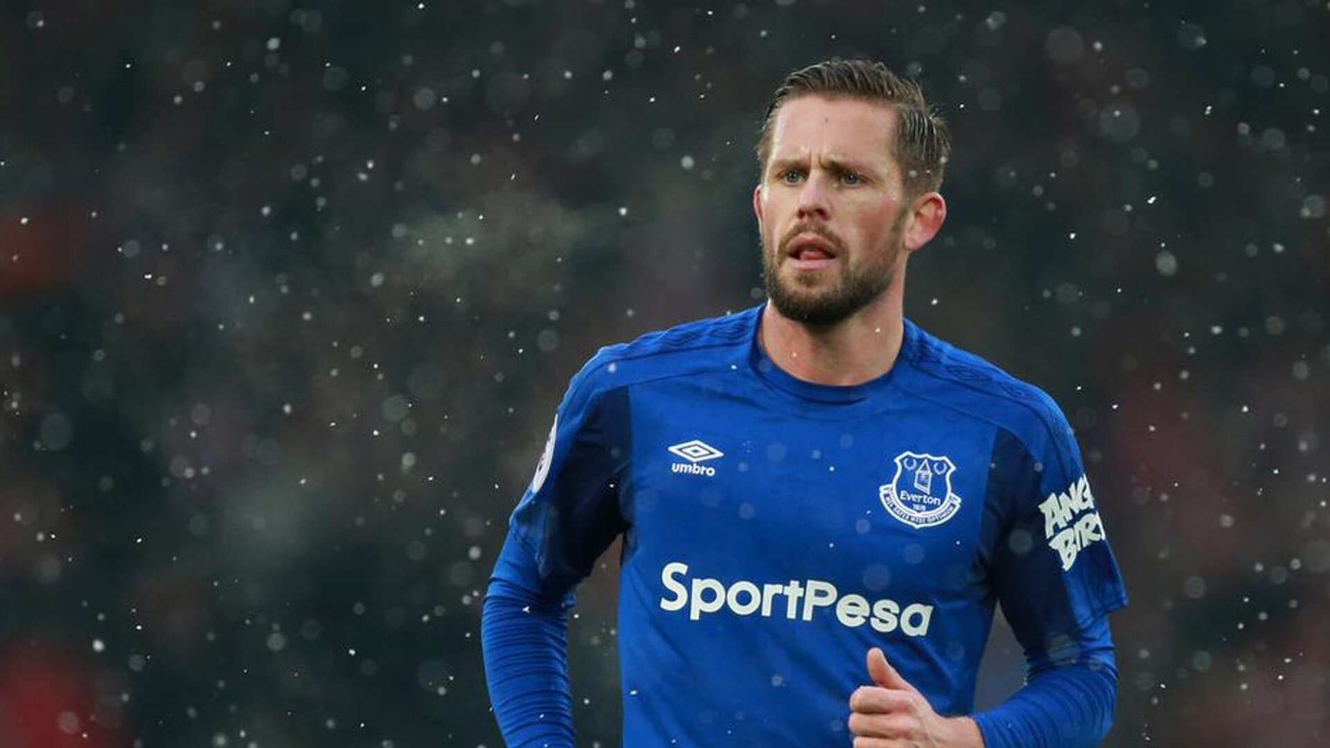 体育记者深入前线还原比赛背后未被发现的故事,体育新闻记者