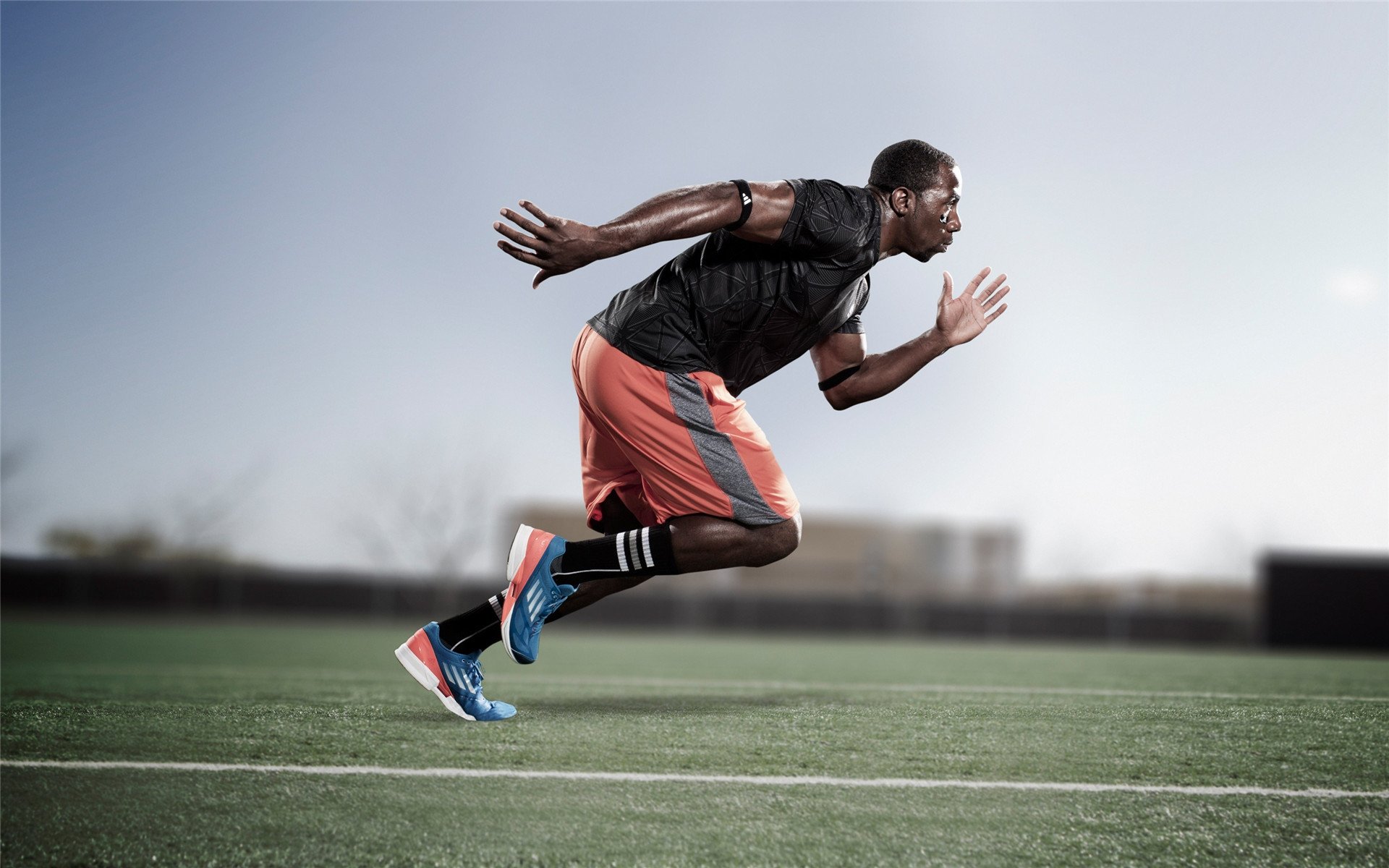 英国男子4×200米自由泳接力决赛精彩纷呈，4×100米自由泳接力赛